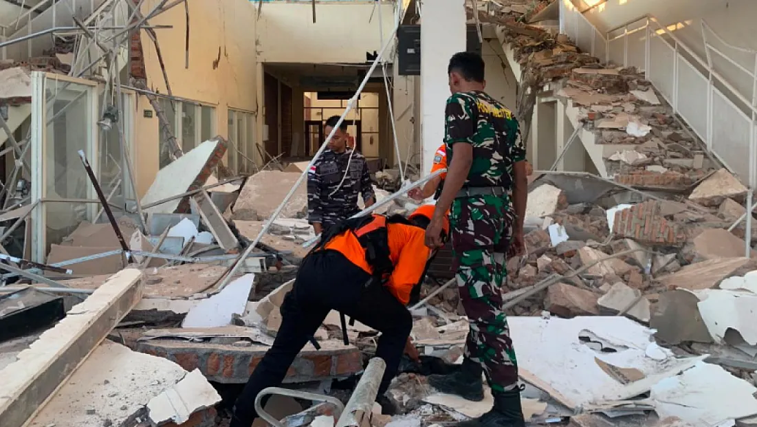 Endonezya'da 7,7 Büyüklüğündeki Deprem Sonrası Can Kaybı Artıyor!