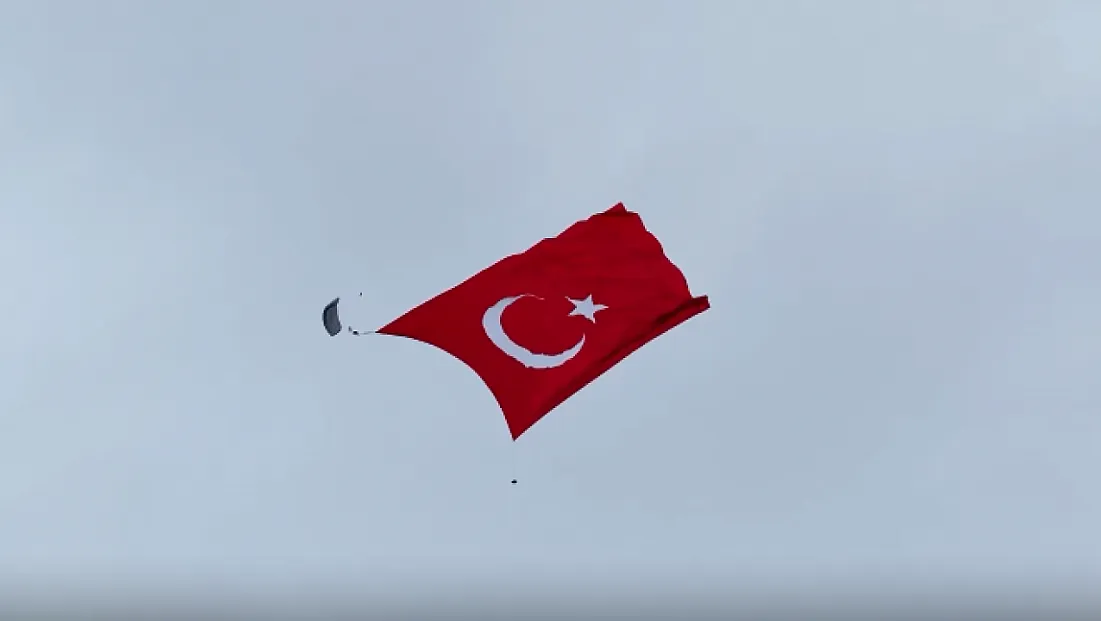 Gökyüzünde Türk Bayrağı Rekoru! Görüntüler Mest Etti