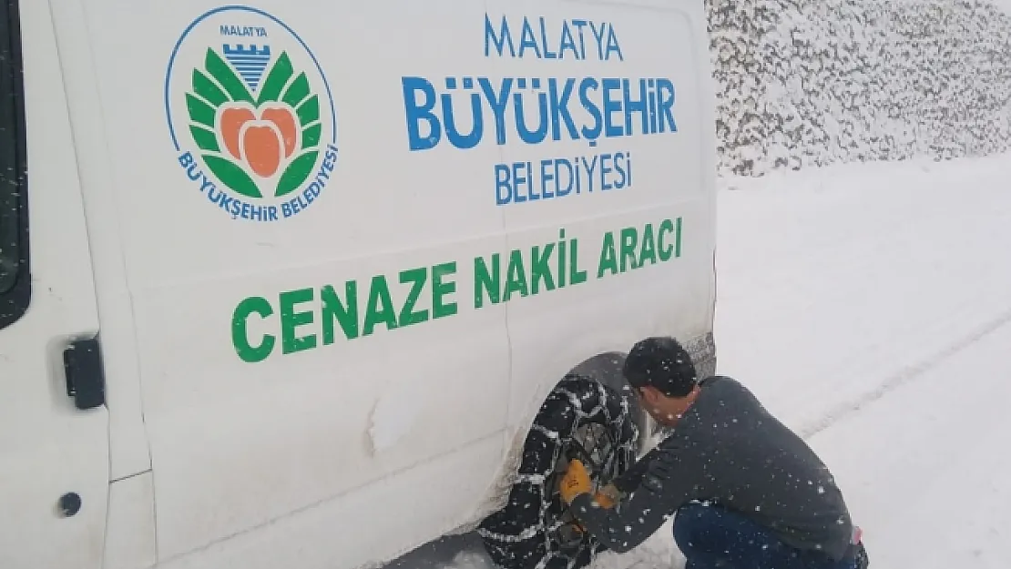 Mezarlıklar Müdürlüğünün zorlu kar mesaisi