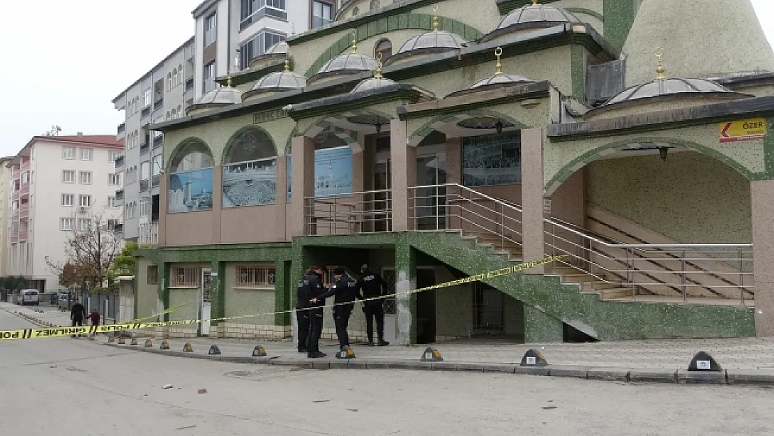 Abdest almak için girdiği camide silahla vuruldu