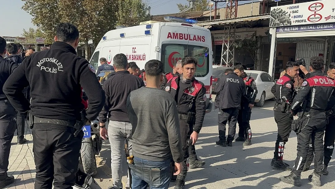 Otomobil yunus ekiplerine çarptı!
