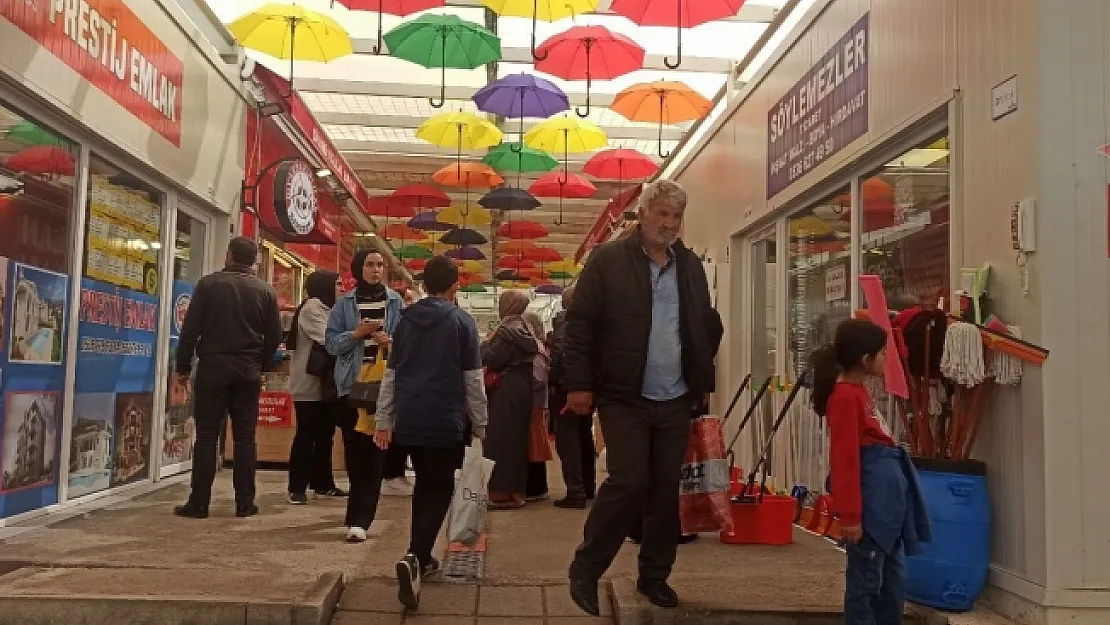 Deprem bölgesi Malatya'da konteyner çarşılarda yoğunluk yaşanıyor