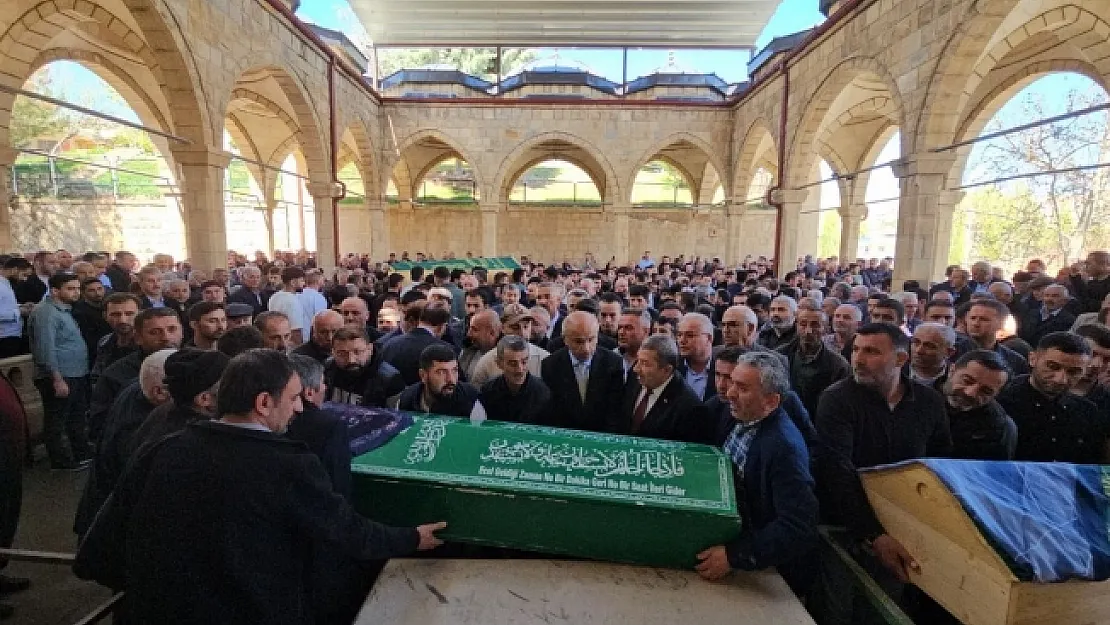 Kaza kurbanı 3 kişi gözyaşları arasında defnedildi