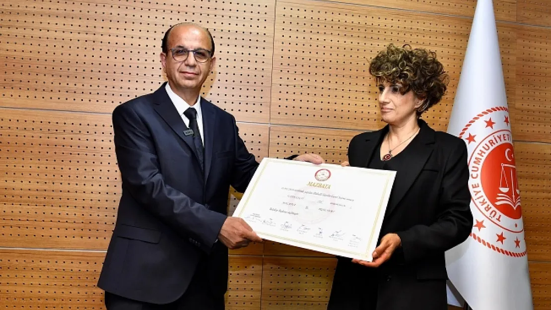 Prof. Dr. İlhan Geçit mazbatasını aldı