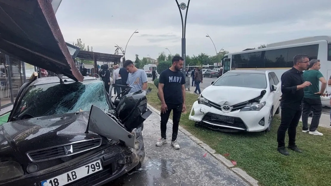 Tecde yolunda feci kaza! Ortalık savaş alanı!