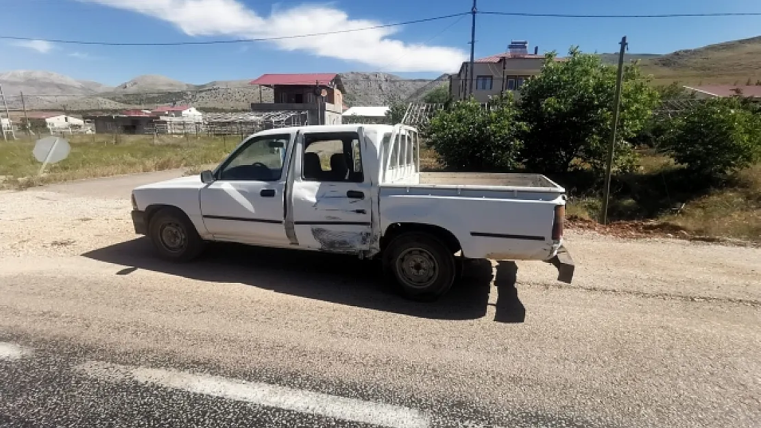 Motosiklet ile kamyonet çarpıştı: 1 yaralı