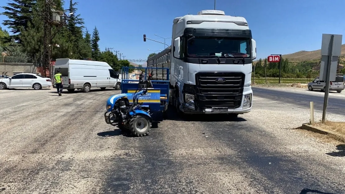Kamyon ile pat pat motoru çarpıştı!