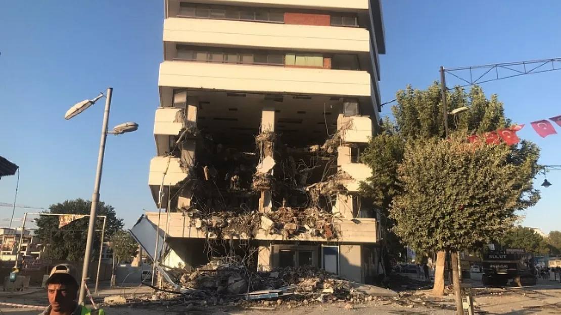 Rezerv alanlarında kalan binalar tek tek yıkılıyor