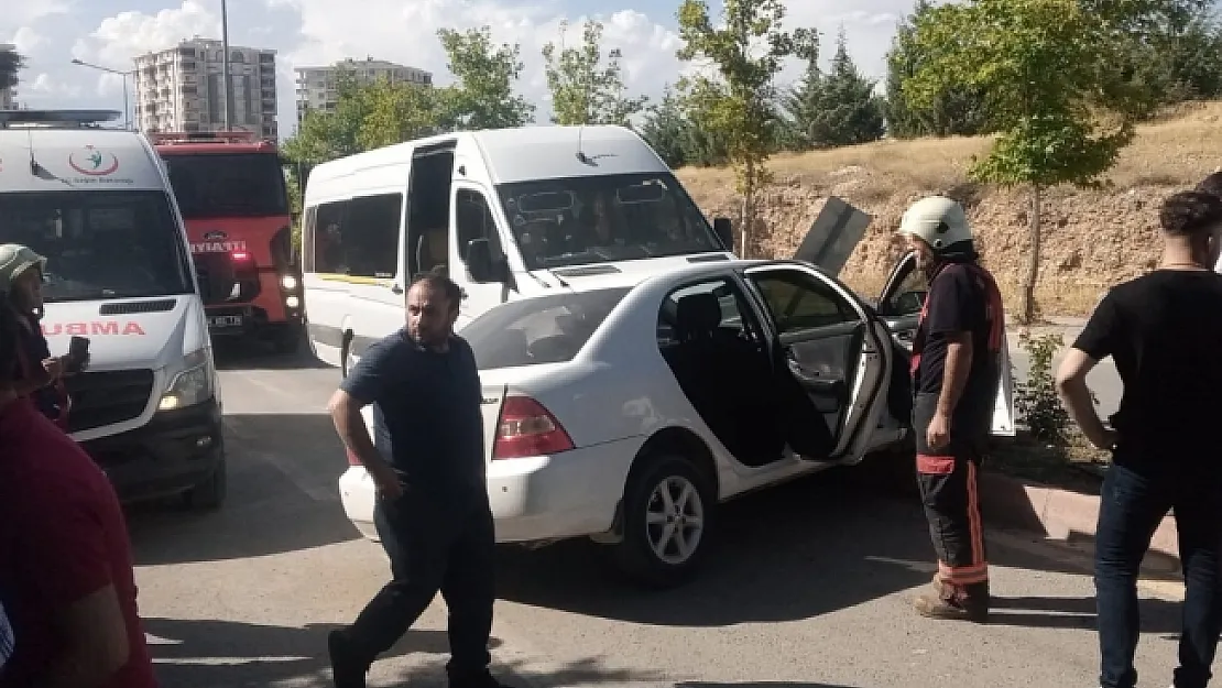 Servis aracı ile otomobil çarpıştı: 5 yaralı