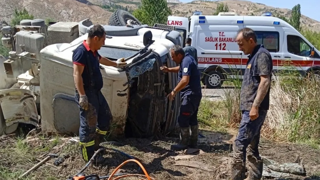 Malatya'da çimento mikseri devrildi: 2 yaralı