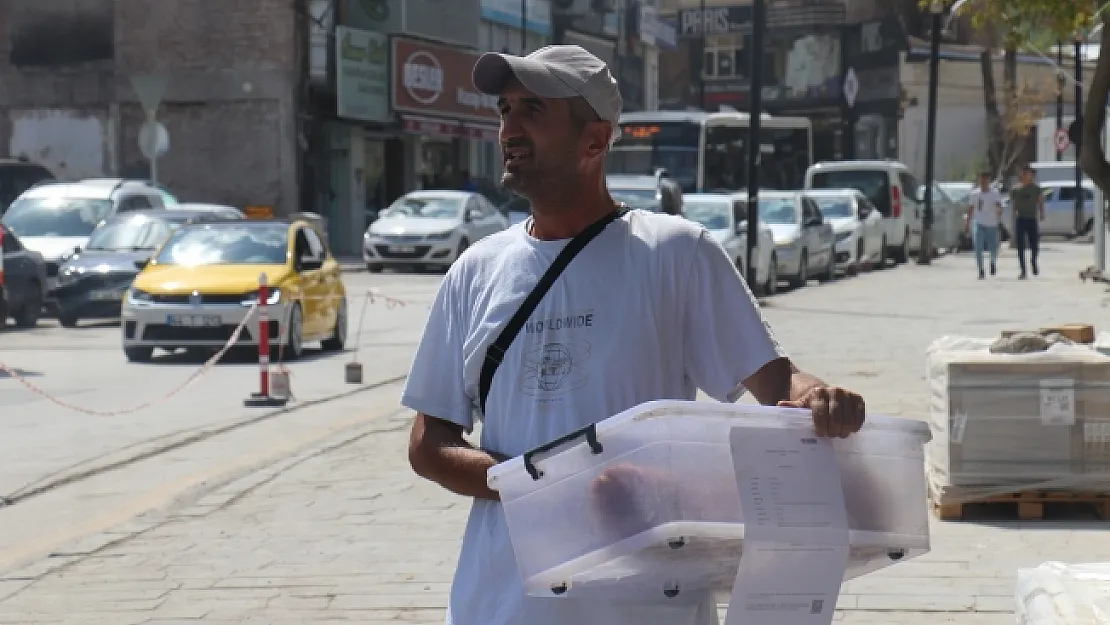 Atanamayan öğretmen, diplomasıyla simit satıyor