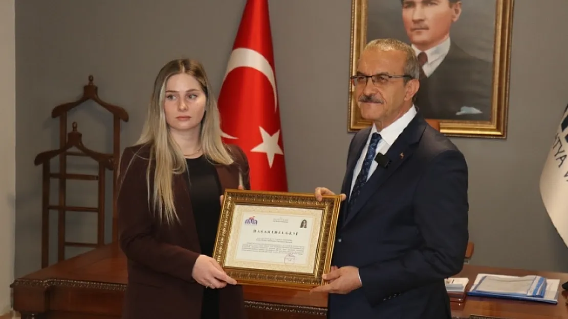 Depremde öğrencisini sırtlayan öğretmene başarı ödülü!