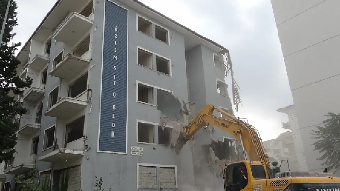Malatya'da ağır hasarlı binalar yıkılıyor