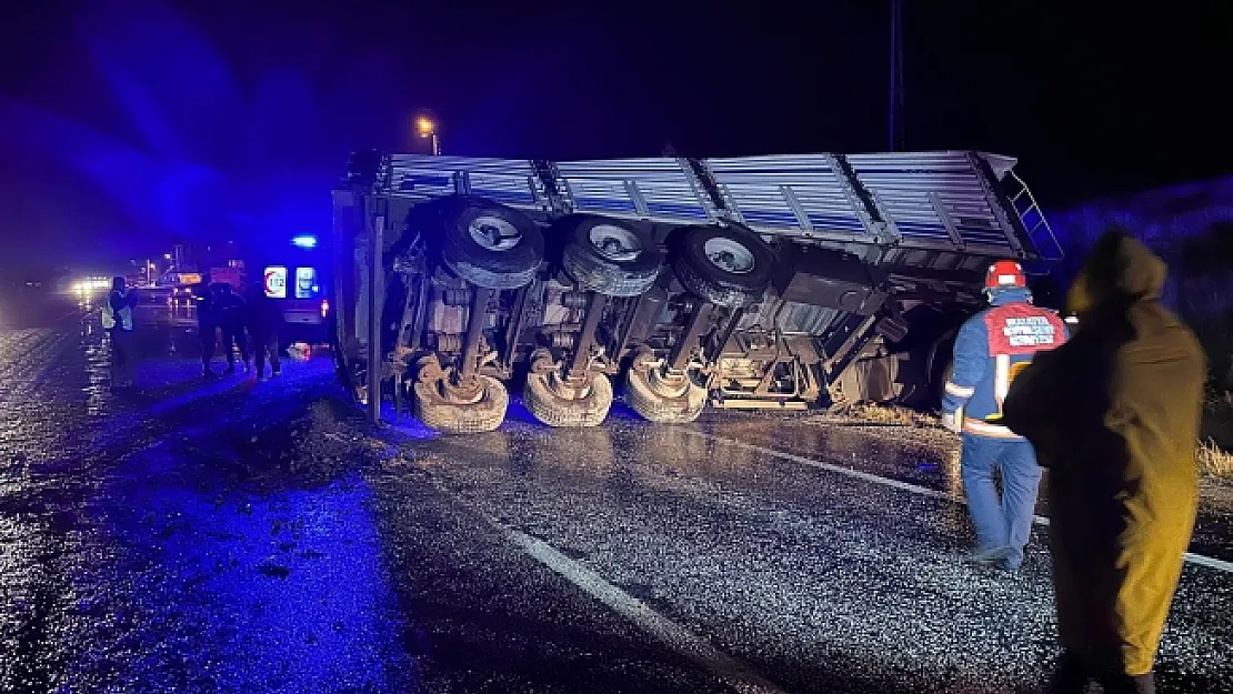 Malatya'da maden yüklü tır devrildi: 1 yaralı