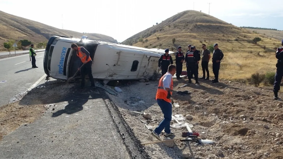 Malatya'da yolcu minibüsü devrildi: 17 yaralı