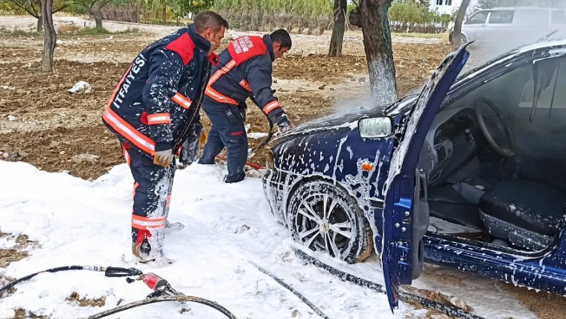 Park halindeki araç aniden alev aldı