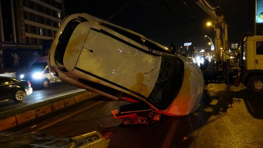 Refüje çarpan otomobil takla atıp metrelerce sürüklendi: 5 yaralı