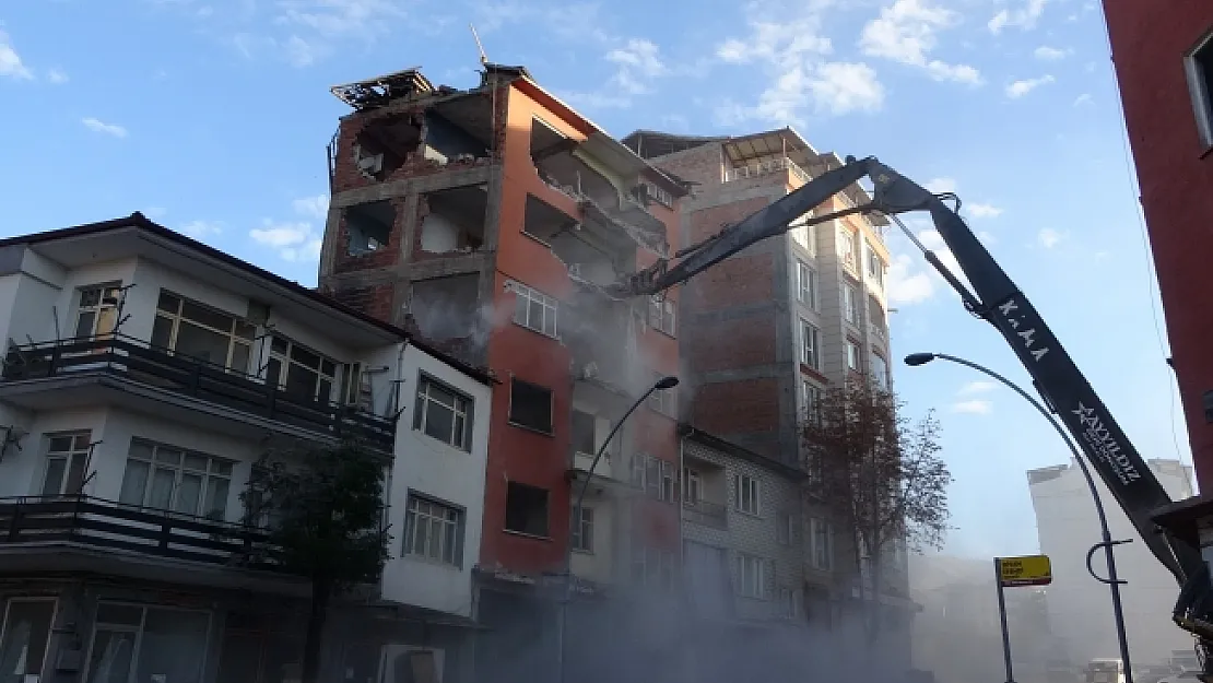18 aydır yıkım bekleyen ağır hasarlı bina nihayet yıkılıyor!