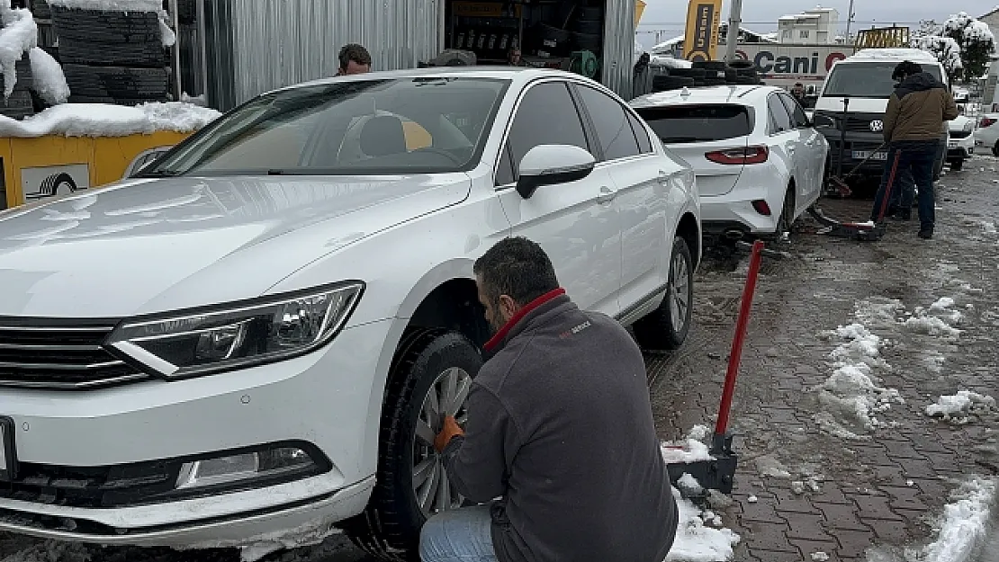 Malatya'da kar yağdı, lastikçilerde kuyruk oluştu