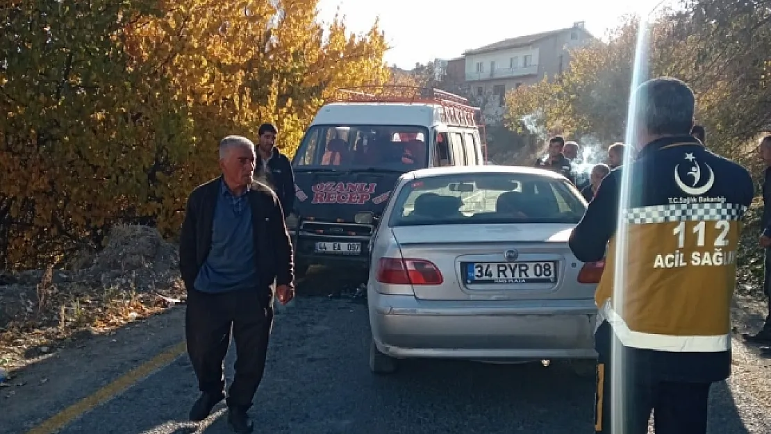 Minibüs ile otomobil çarpıştı: 2 yaralı