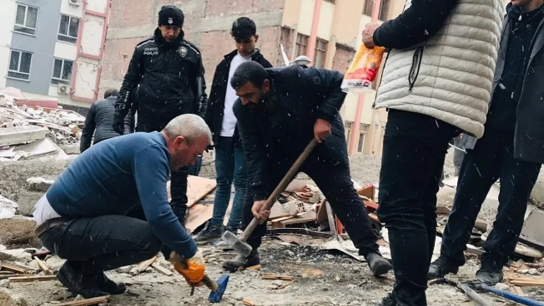 Enkazdan saatler sonra kurtarılan depremzede: &quotAllah bir daha o günleri yaşatmasın"