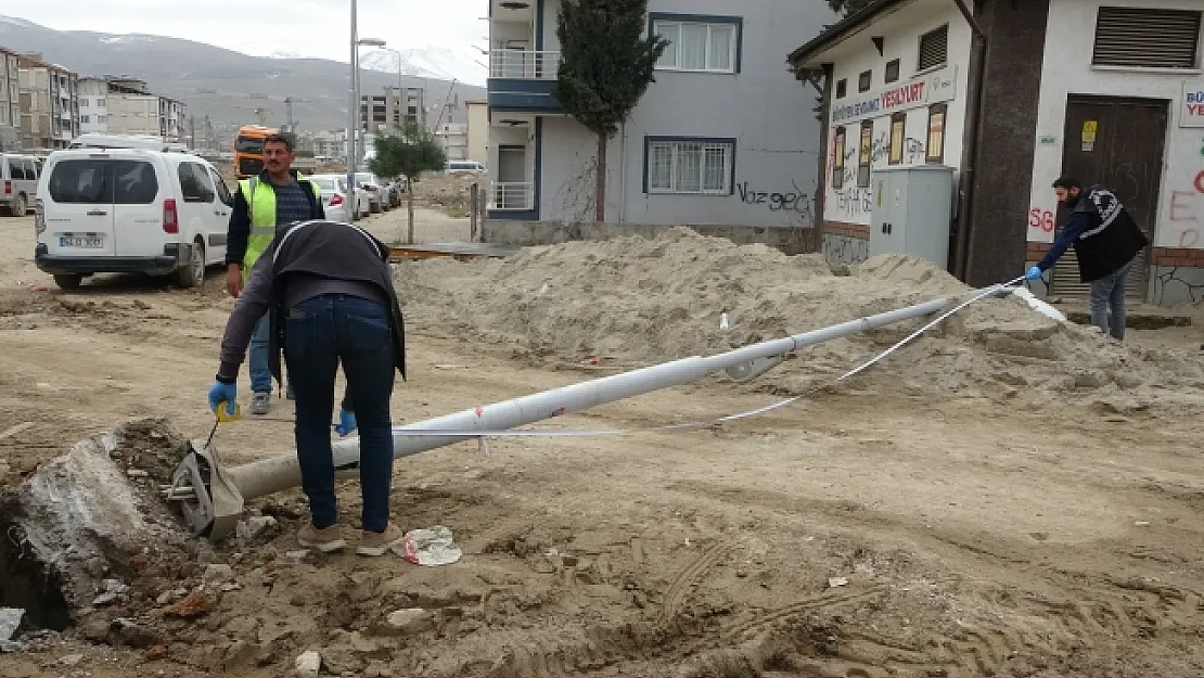 Aydınlatma direği üzerine düşen işçi yaralandı