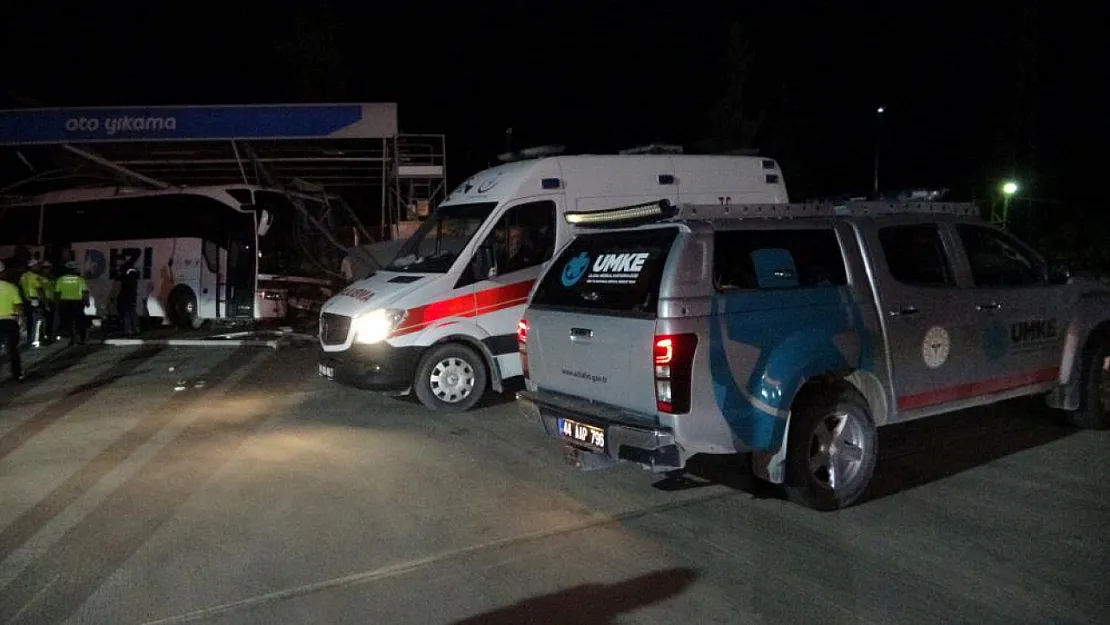 Malatya'da yolcu otobüsü oto yıkamaya daldı: 8 yaralı