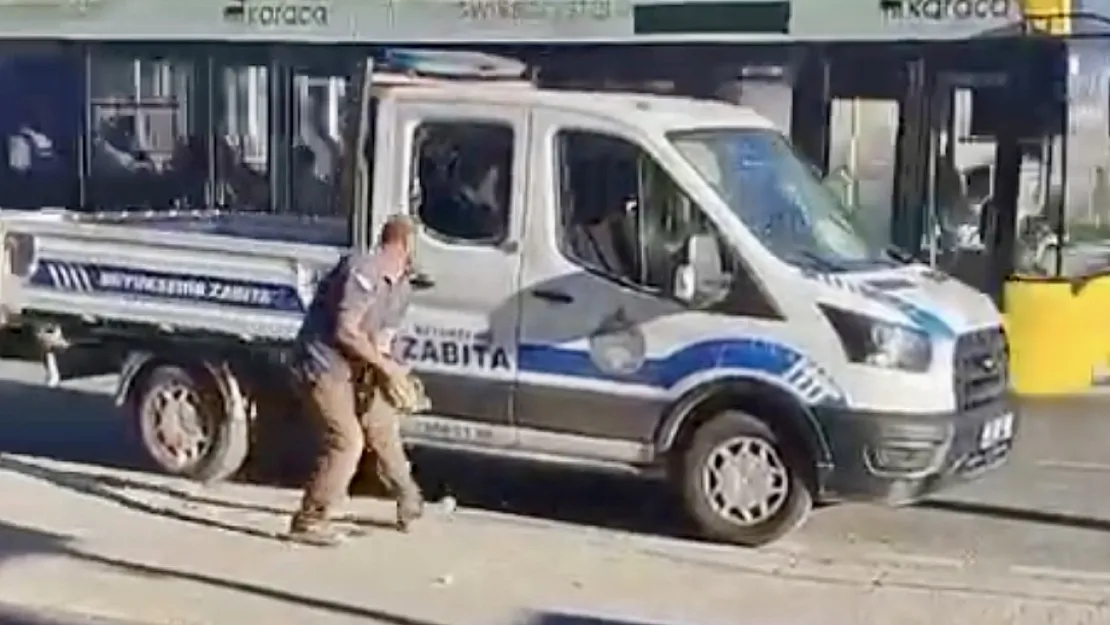 Malatya'da zabıta aracına kaldırım taşıyla saldırı!