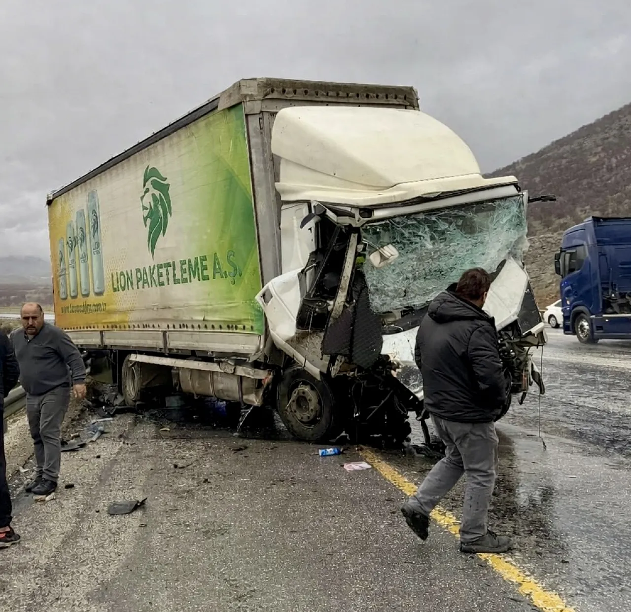 Malatya'da Otomobil Tırla Çarpıştı: 3 Kişi Hayatını Kaybetti 1 Kişi Yaralandı!