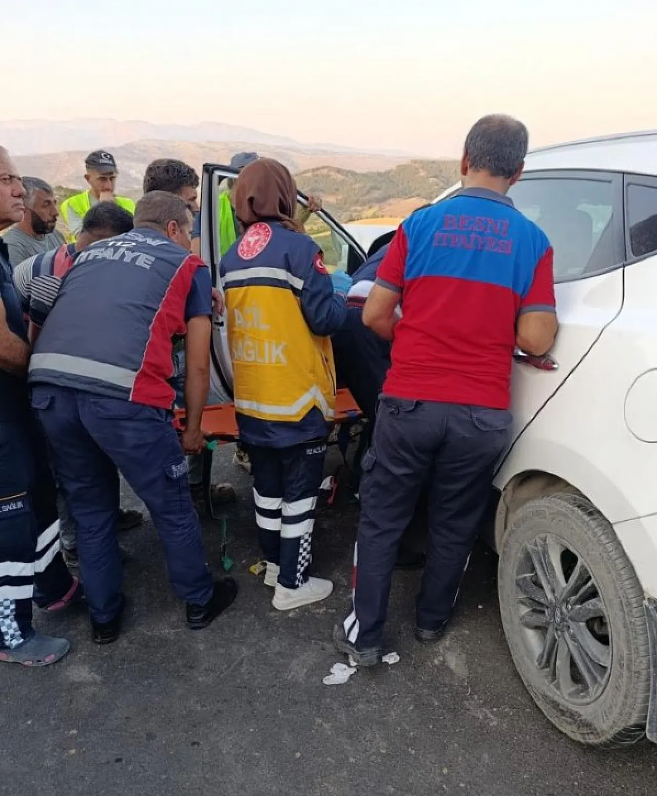 Besni'de Minibüs ile Otomobil Çarpıştı: 5 Kişi Yaralandı