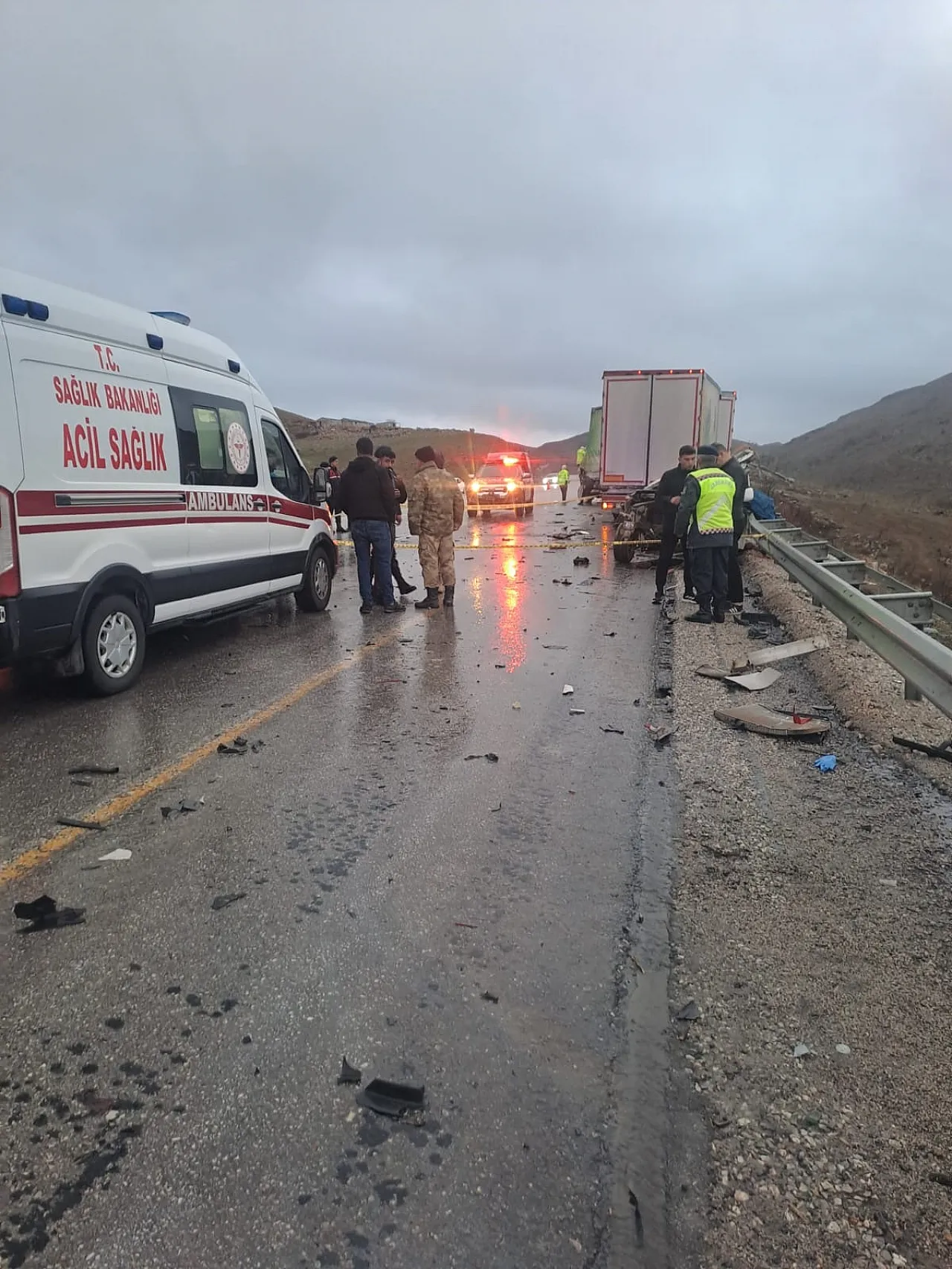 Malatya'da Otomobil Tırla Çarpıştı: 3 Kişi Hayatını Kaybetti 1 Kişi Yaralandı!