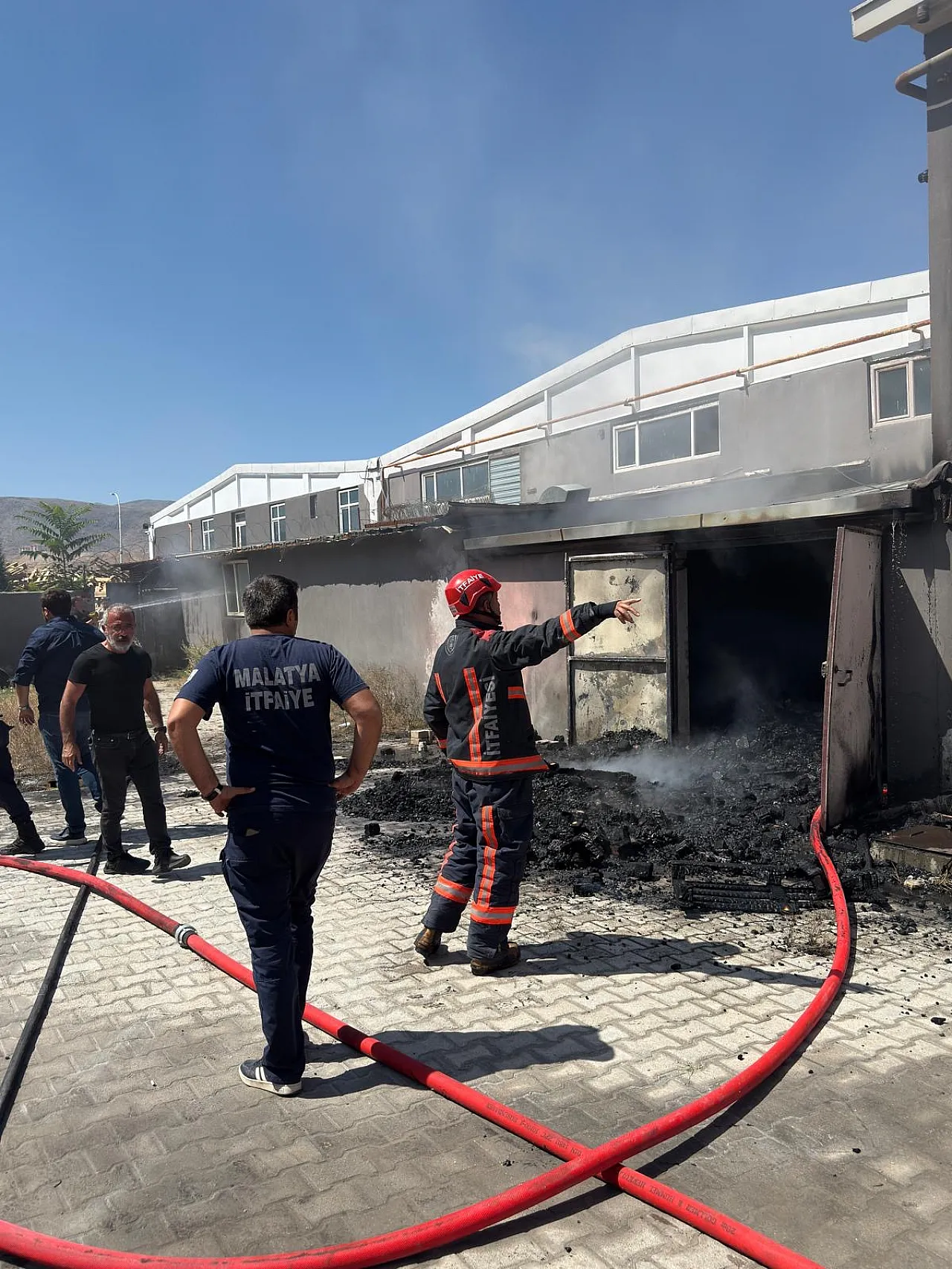 Malatya'da Peş Peşe Yangın Alarmı! Fabrika ve Odunlukta Alevler Yükseldi