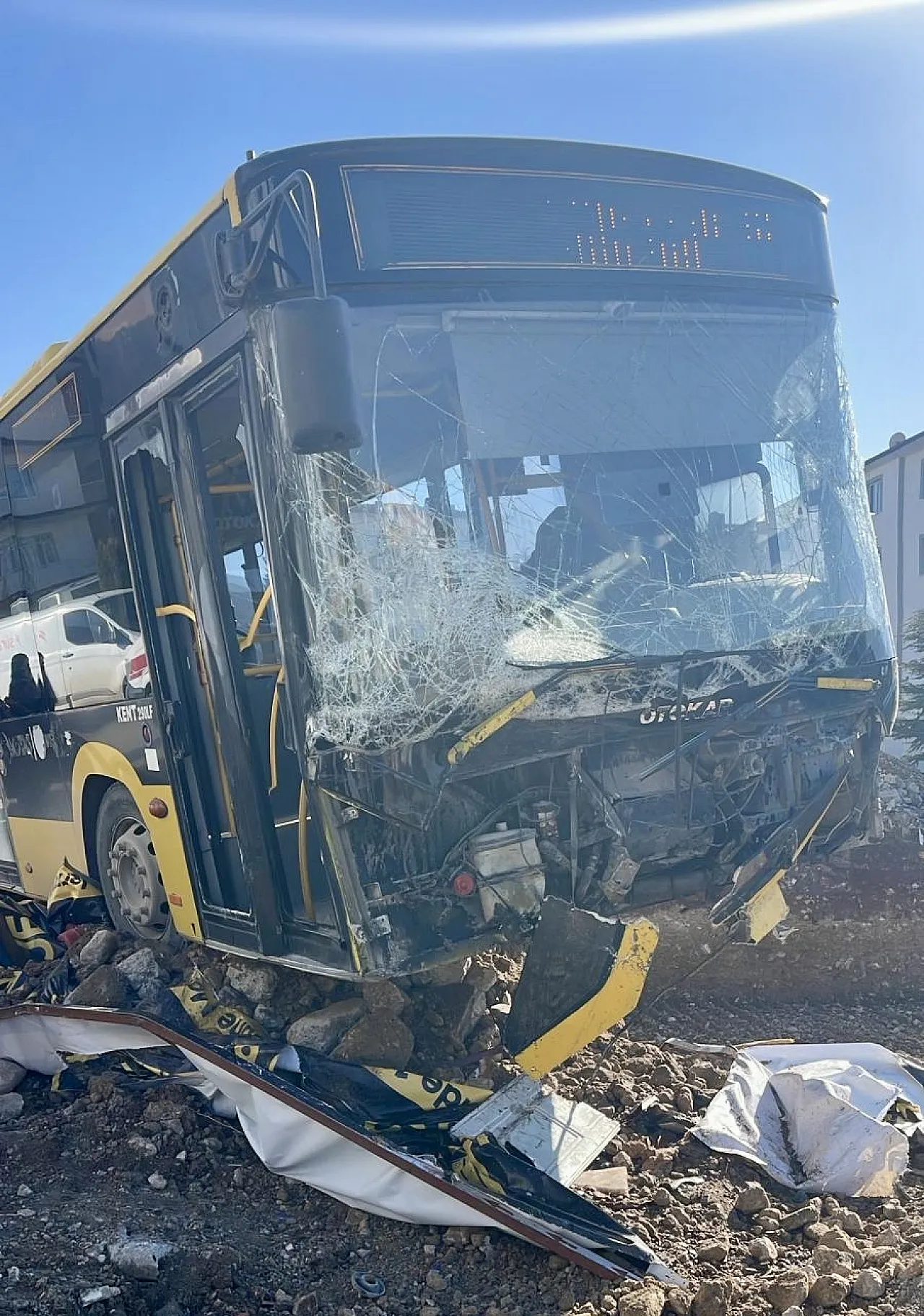 Malatya'da Trafik Kazaları: Belediye Otobüsü ile Otomobil Çarpıştı, 3 Yaralı
