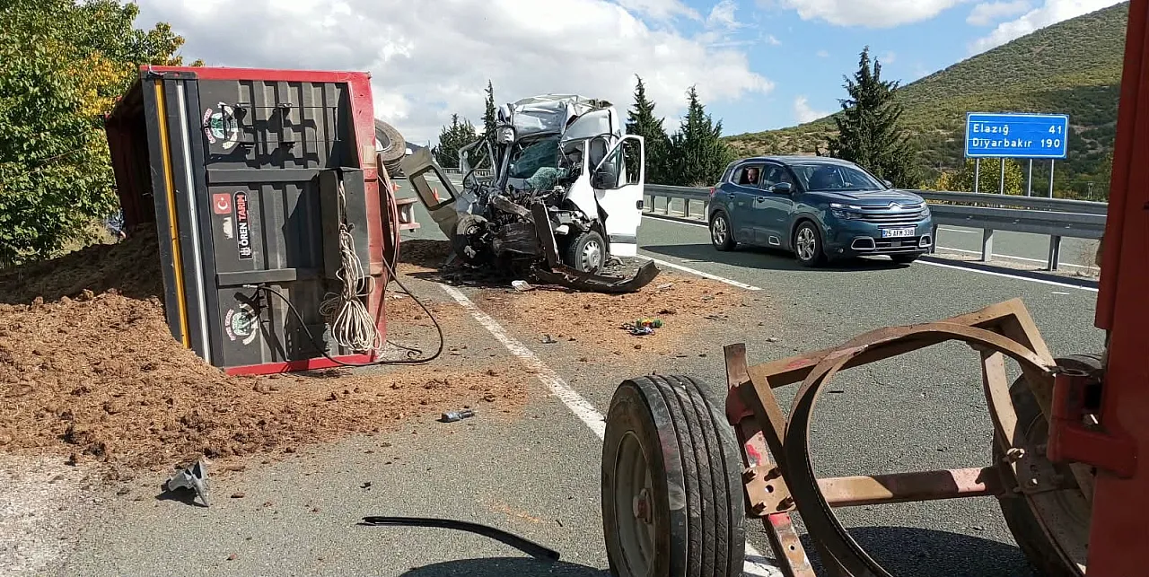 Malatya'da Minibüs Traktöre Çarptı!