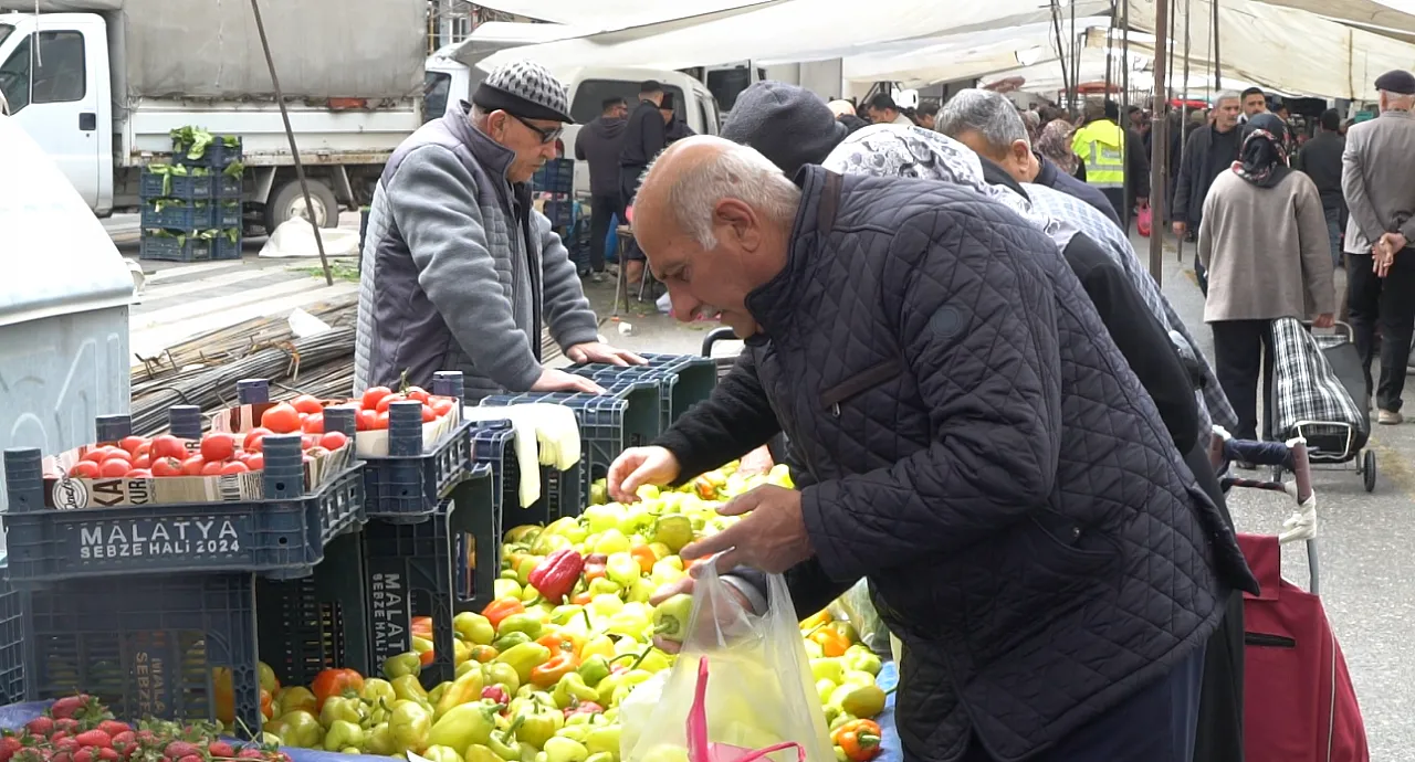Pazarcının Gözü Vatandaşta, Vatandaşın Gözü Etikette: Pazarda Fiyatlar Düştü mü, Alım Gücü Ne Durumda?