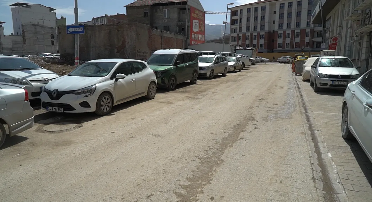 Yol Kapanıyor Mu? Niyazi Mısri Esnafının Gözü Kulağı Bu Kararda