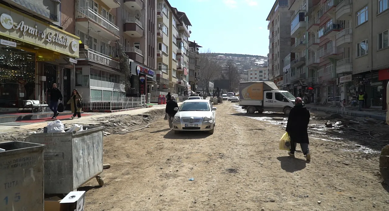 Fuzuli Caddesi'nde Elektriksiz Günler: Esnaf Kepenk Kapatıyor