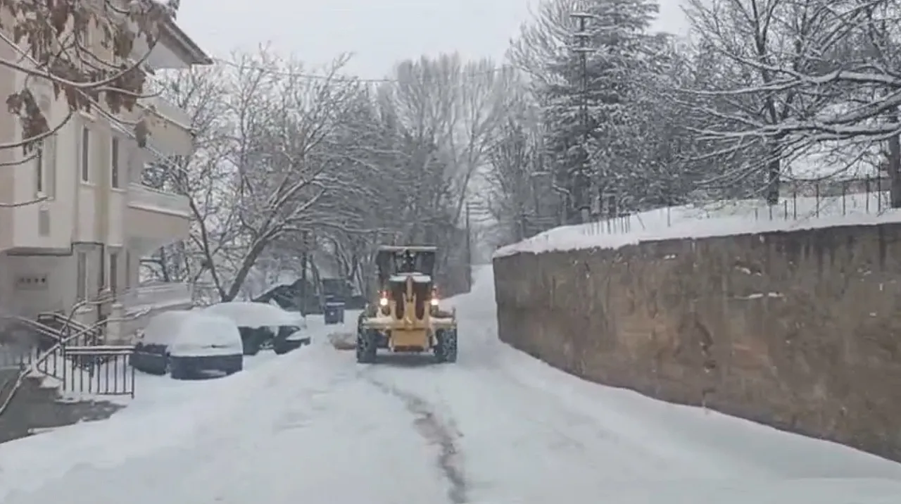 Malatya'da Kar Kilidi! Yüksek Kesimlerde Yol Açma Mesaisi Sürüyor