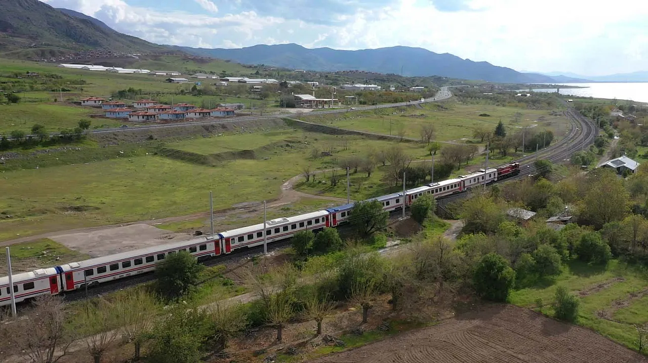 Malatya'dan Geçen Bu Tren Görenleri Hayran Bırakıyor!