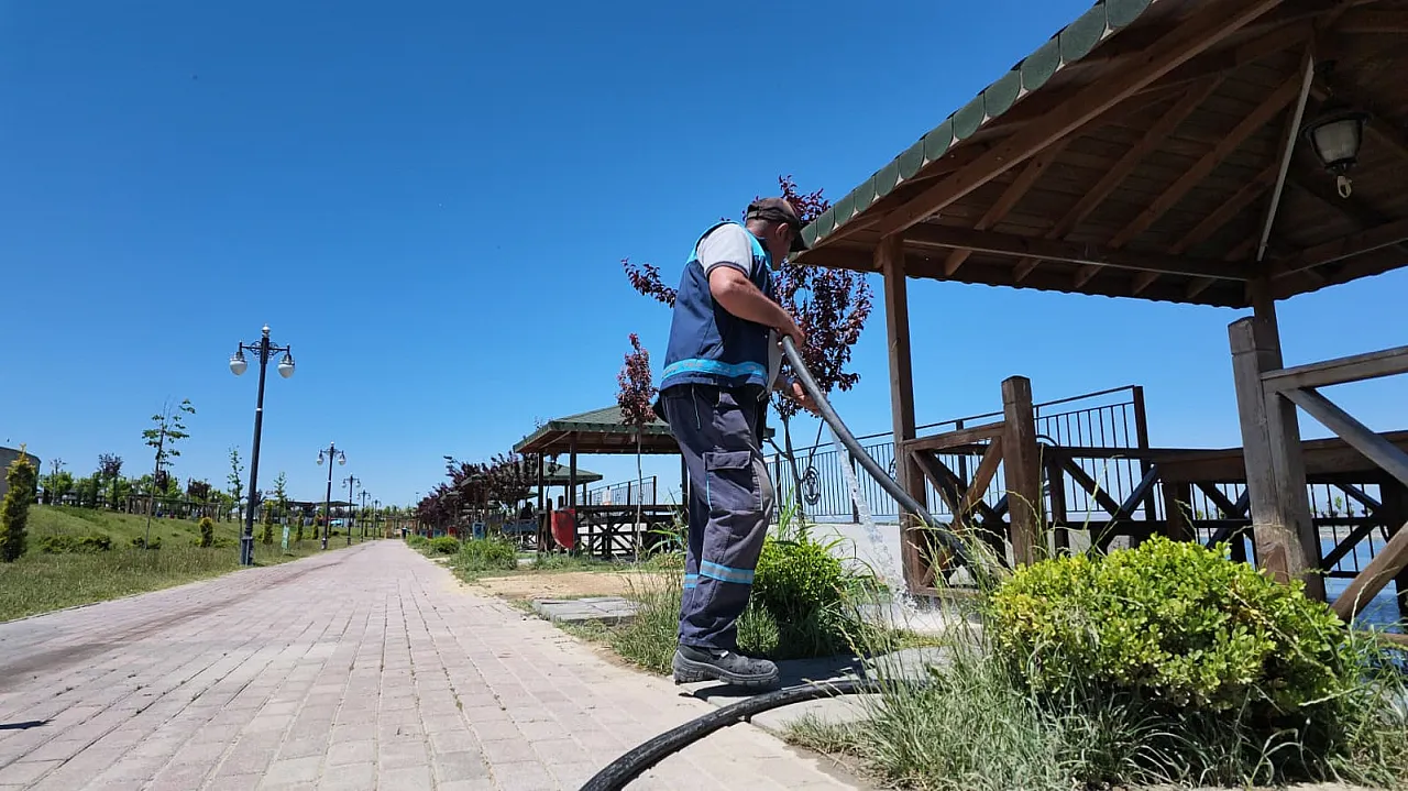 Kırkgöz Sahil Parkı Yaz Sezonuna Temiz ve Düzenli Girdi! Battalgazi'de Temizlik Mesaisi