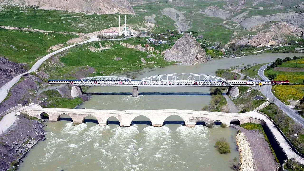 Malatya'dan Geçen Bu Tren Görenleri Hayran Bırakıyor!