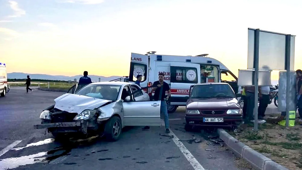 Malatya’da Kavşakta Korkutan Çarpışma! 2 Kişi Hast