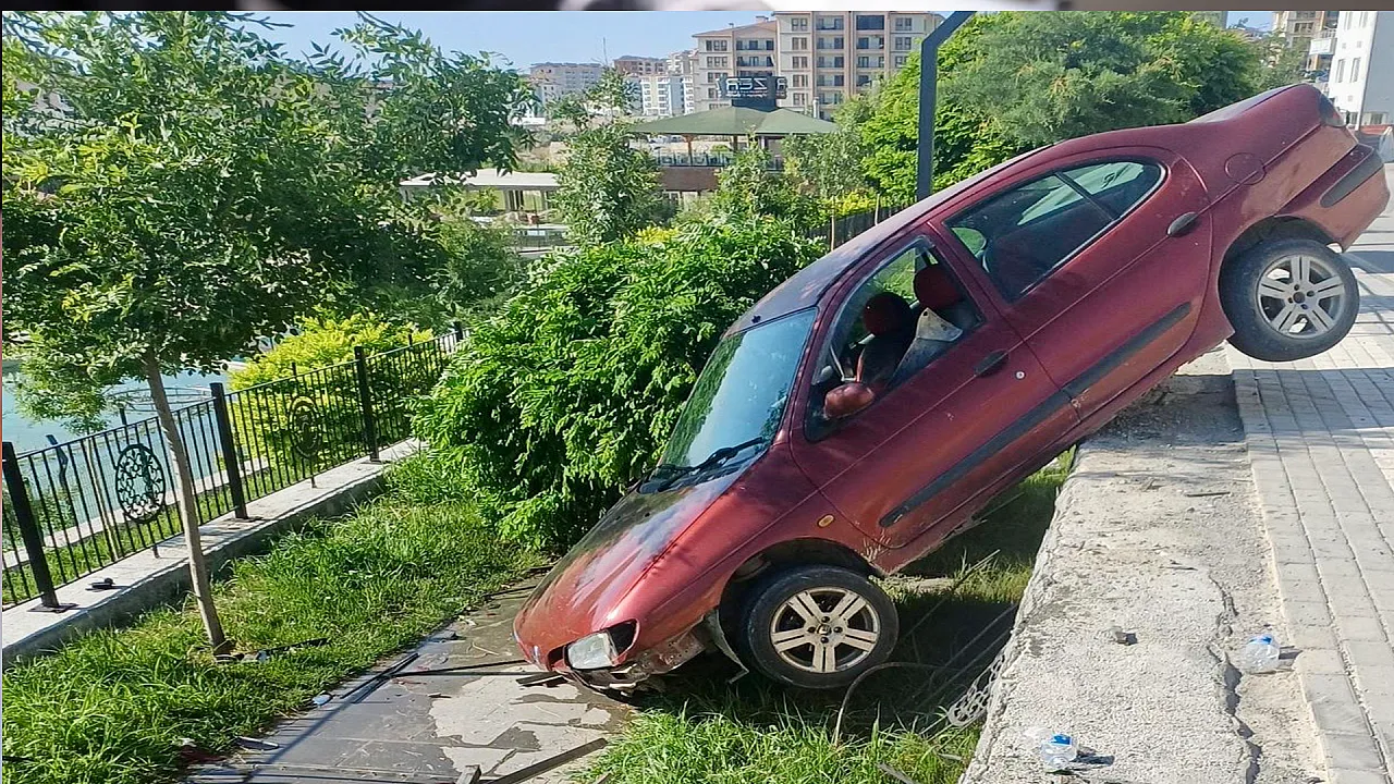 Malatya'da Korkutan Kaza! Sürücü Şans Eseri Kurtul