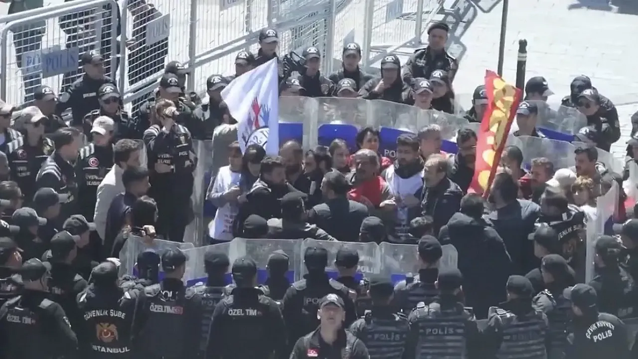 Taksim'de Hareketli Dakikalar! 1977 Anmasına Müdahale: 46 Gözaltı Var