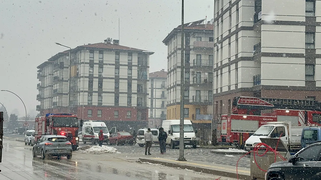 Malatya'da İşçi 'Darp Edildim' Deyip Çatıya Çıktı!