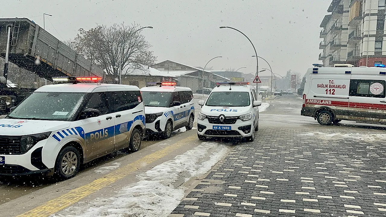 Malatya'da İşçi 'Darp Edildim' Deyip Çatıya Çıktı!