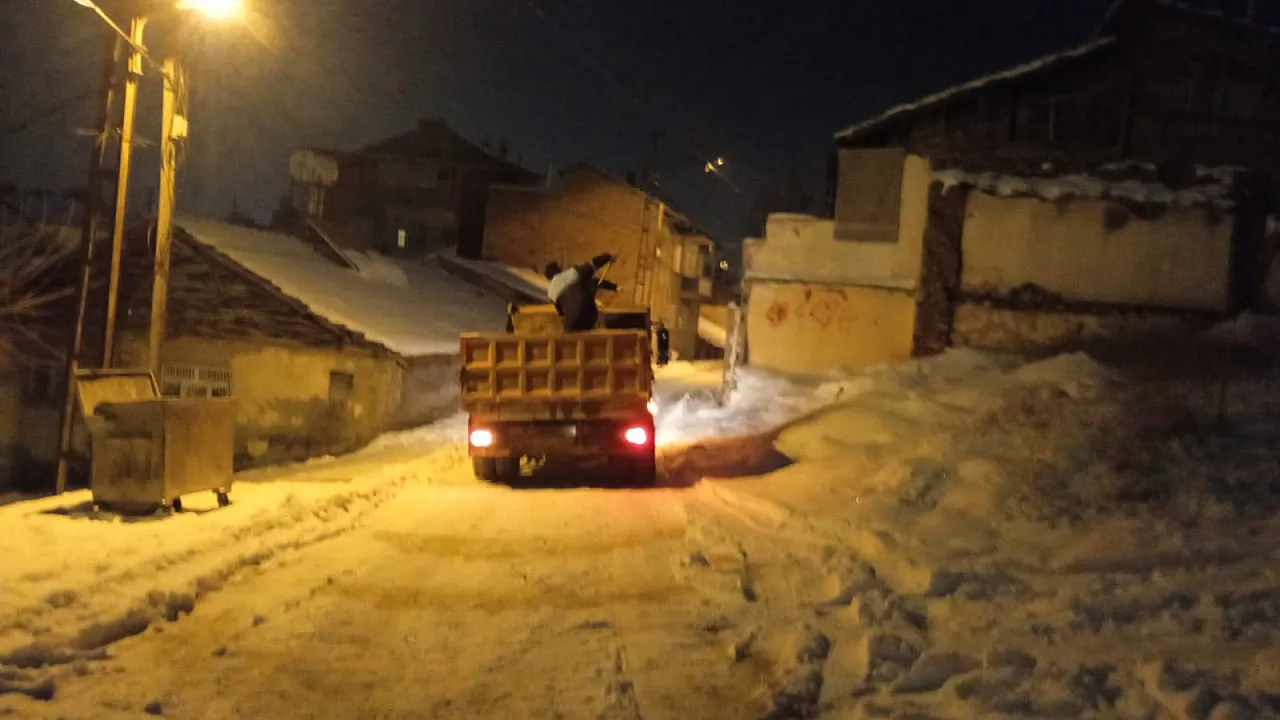 Battalgazi'de Buzlanmaya Karşı Tuzlama Çalışmaları Sürüyor