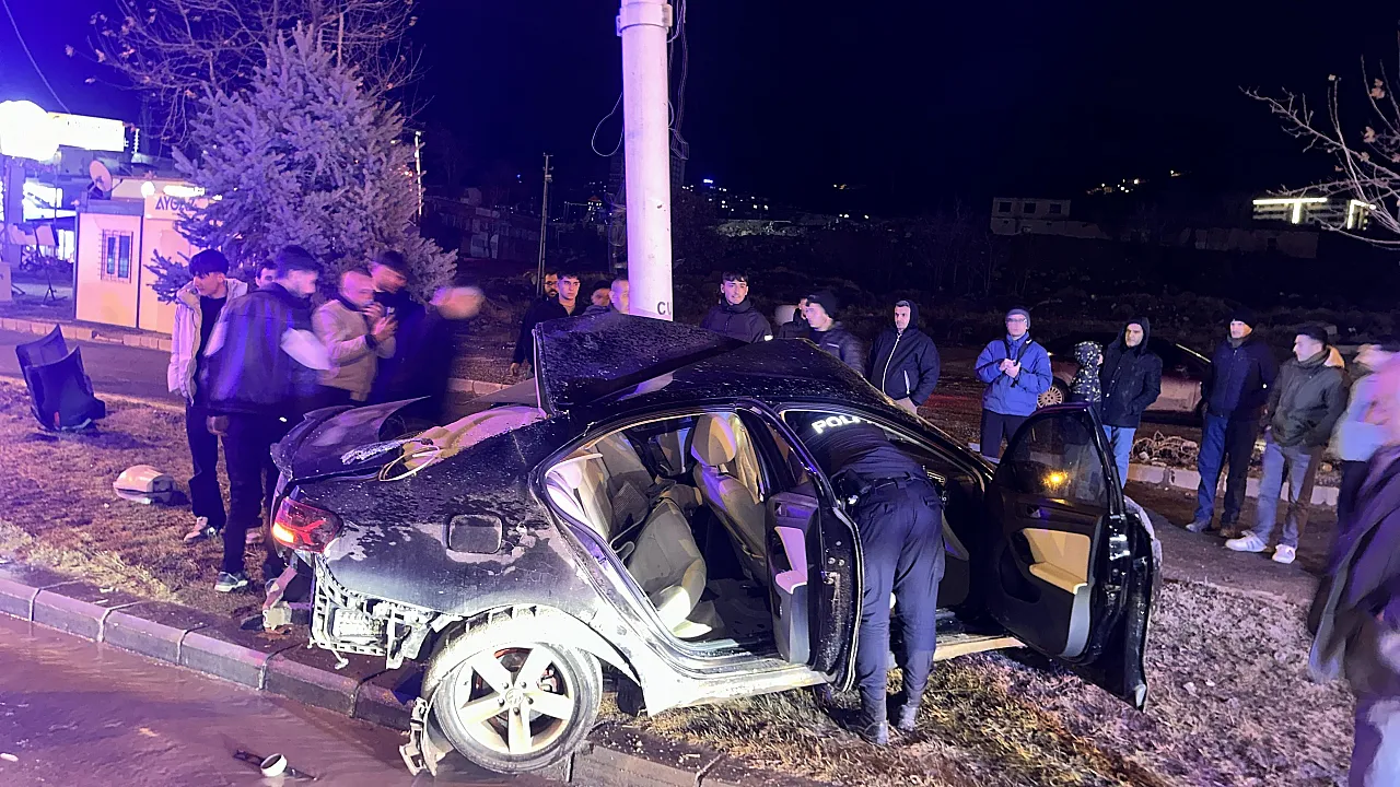 Malatya'da Otomobil Trambüs Direğine Saplandı!
