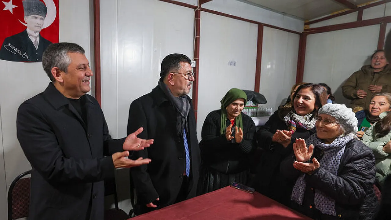 Özgür Özel Malaty'da Karanfillerle Şehitleri Andı, Dayanışma Talimatını Verdi!