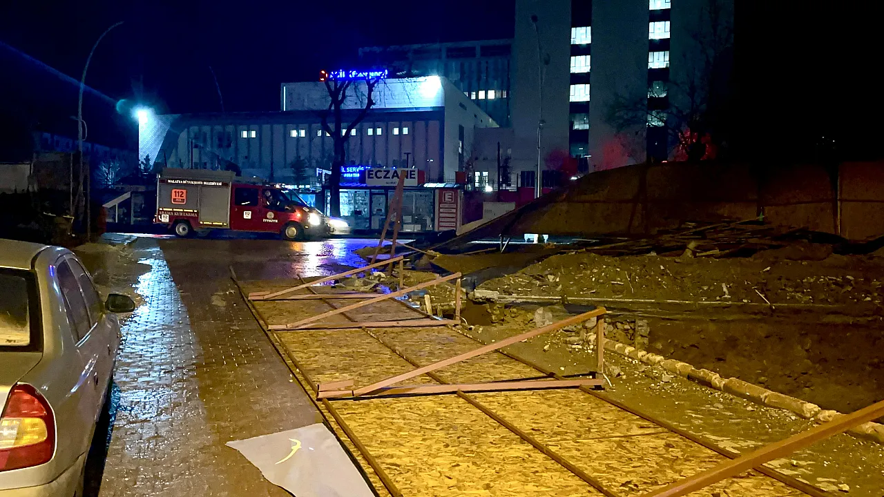 Şiddetli Fırtına Malatya'yı Etkisi Altına Aldı!: Belediye İşçisi Yaralı